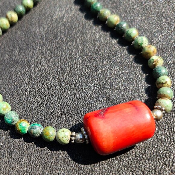 Green Turquoise and Silver Beaded Necklace - Picture 5 of 6